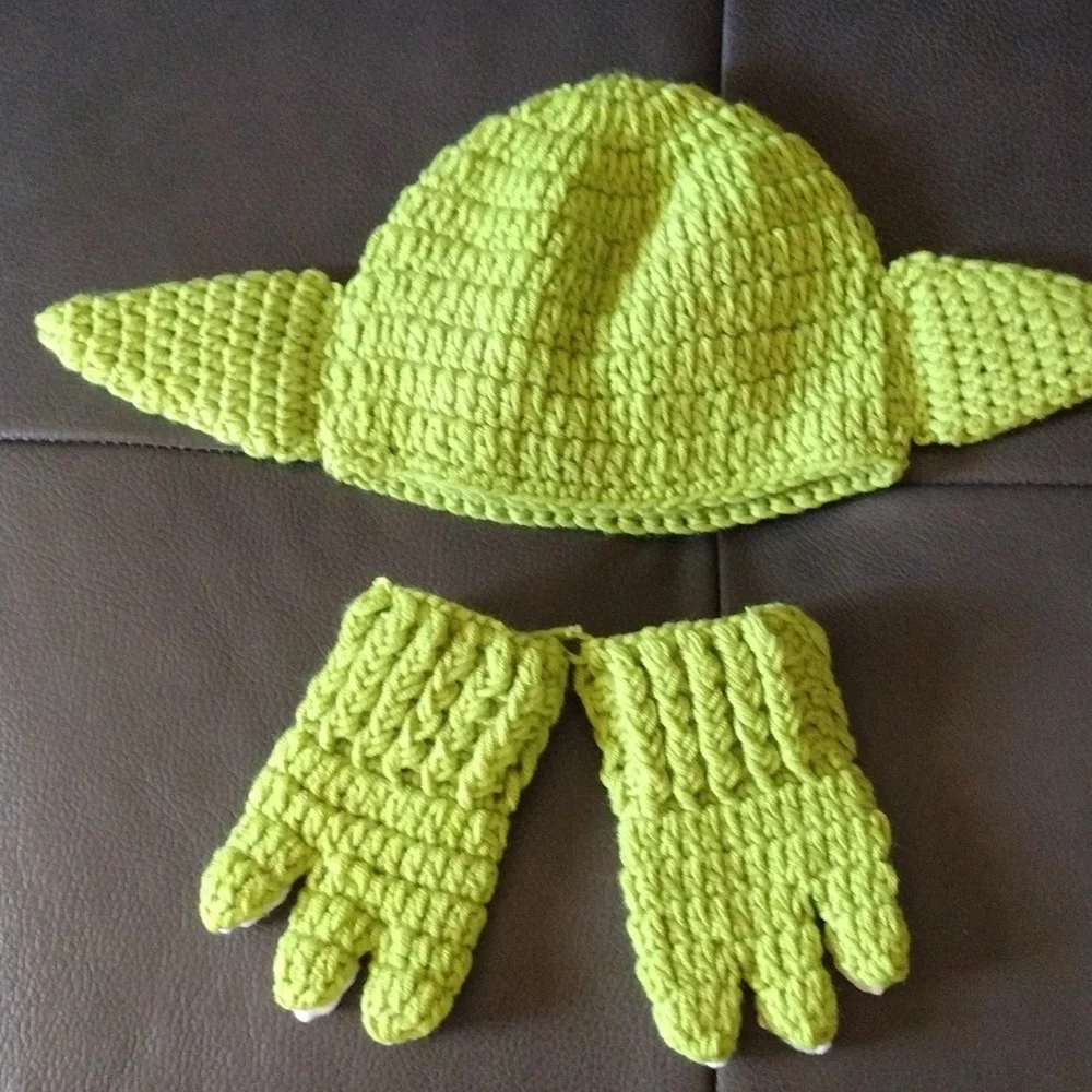 Baby Yoda Knit Baby Hat and Mittens Set - Picture 3 of 4